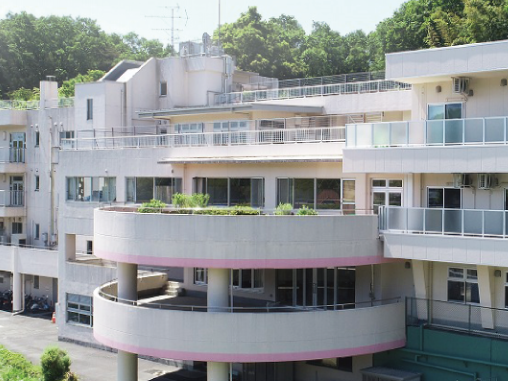 緑に囲まれた建物外観