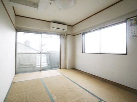 エアコンが設置された二面採光の和室