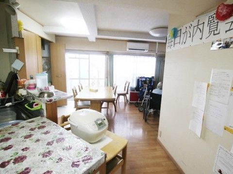 炊飯器が置かれたキッチンとテーブルが設置された食堂