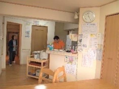 対面式キッチンで作業をするスタッフ
