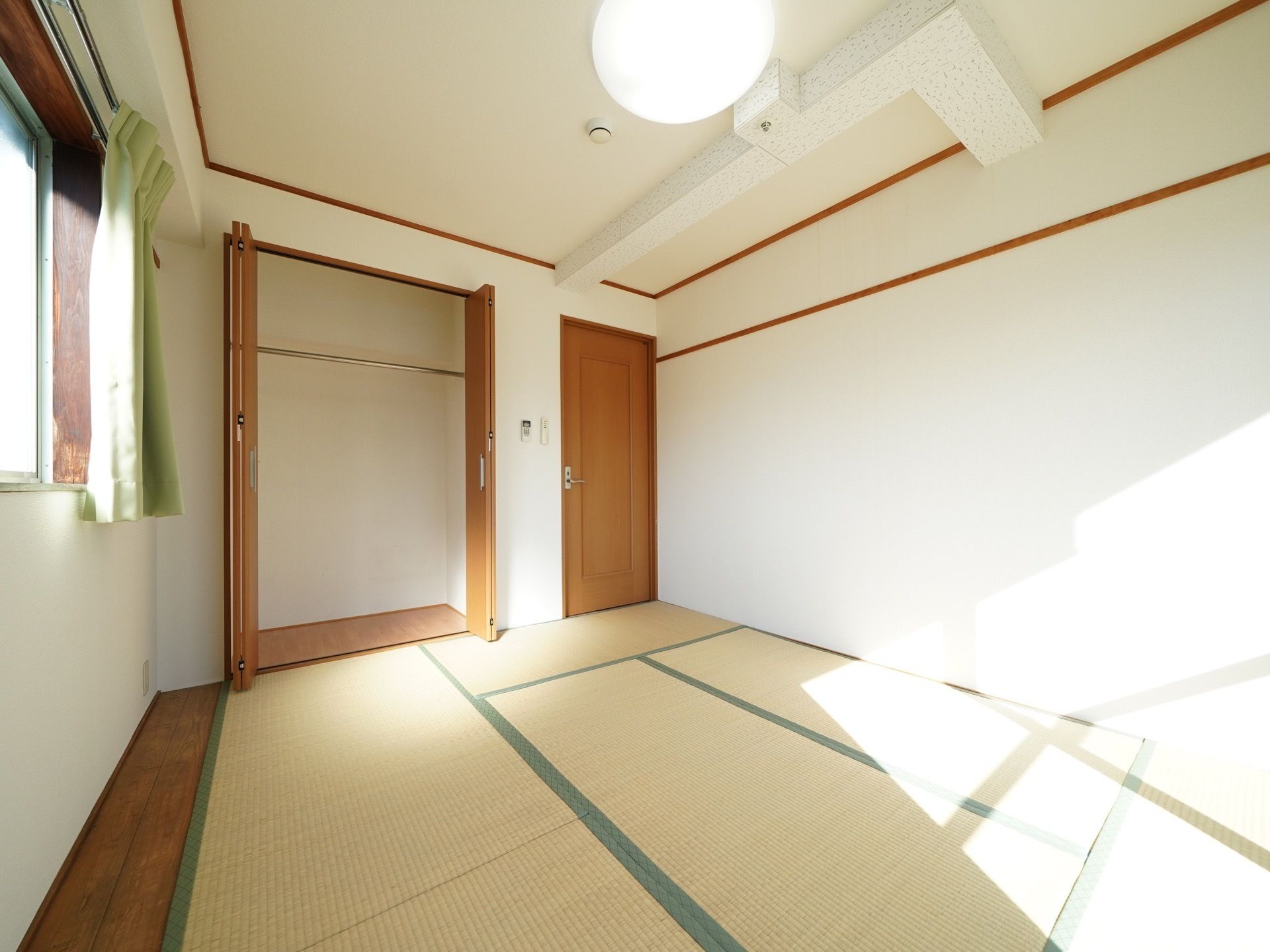 畳敷きの居室である。窓からは光が差し込んでいて明るい。折れ戸扉の大きなクローゼットが備えつけられている。