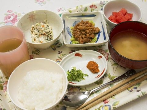 アットホームかまたの食事。季節に合わせたお食事も提供しております。