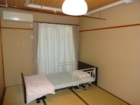 ベッドが設置された畳の居室