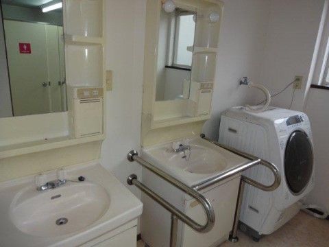 洗面化粧台と洗濯機