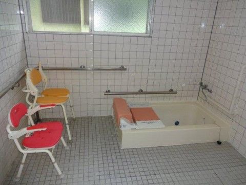 シャワーチェアーが設置された浴室