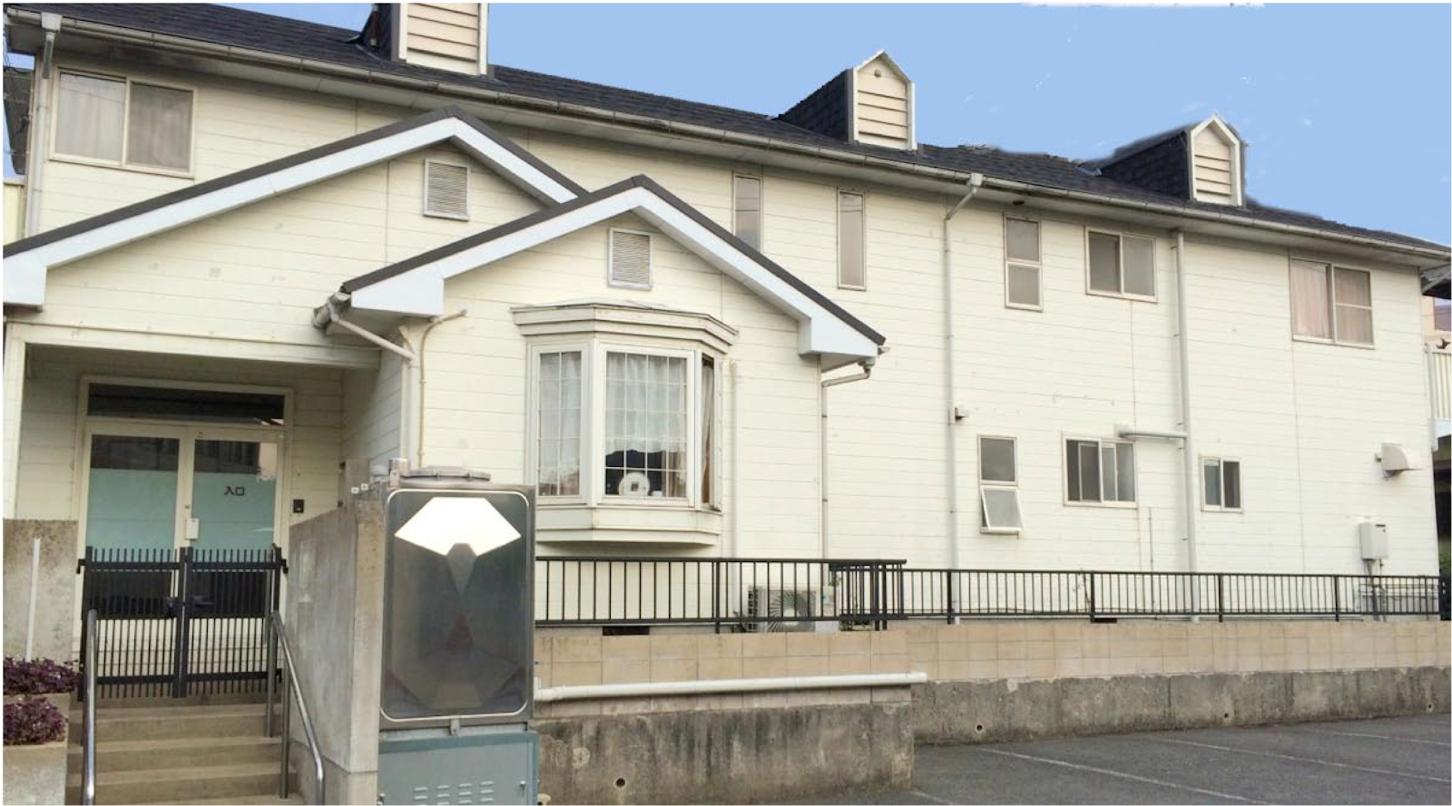 2階建ての建物と駐車場