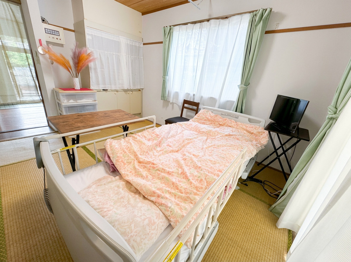 ベッドが設置された畳の居室