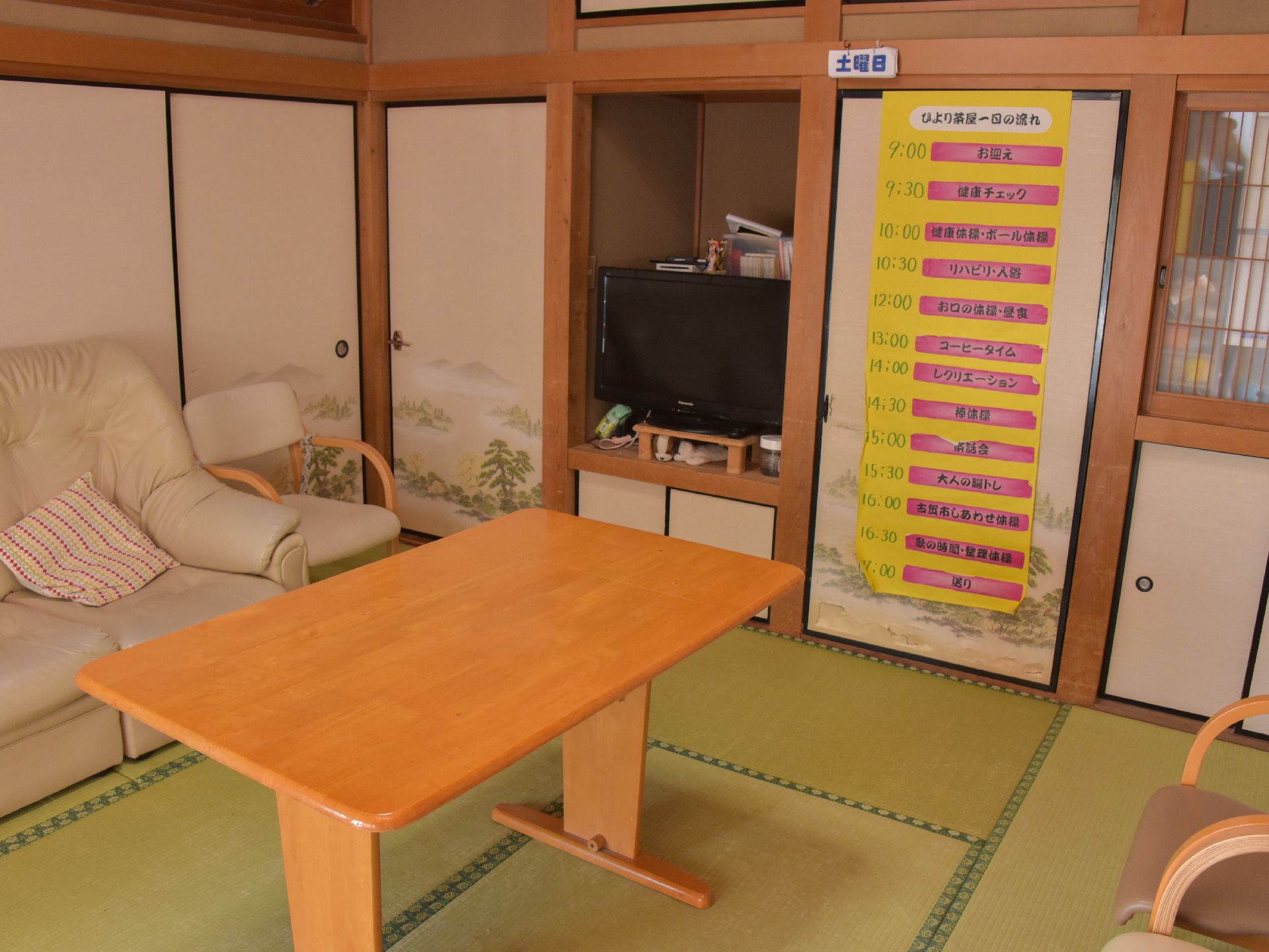 談話室には、椅子とふかふかのソファーがあり、どちらを選ぶかは自由だが、ソファーのほうがくつろげるのかもしれない。