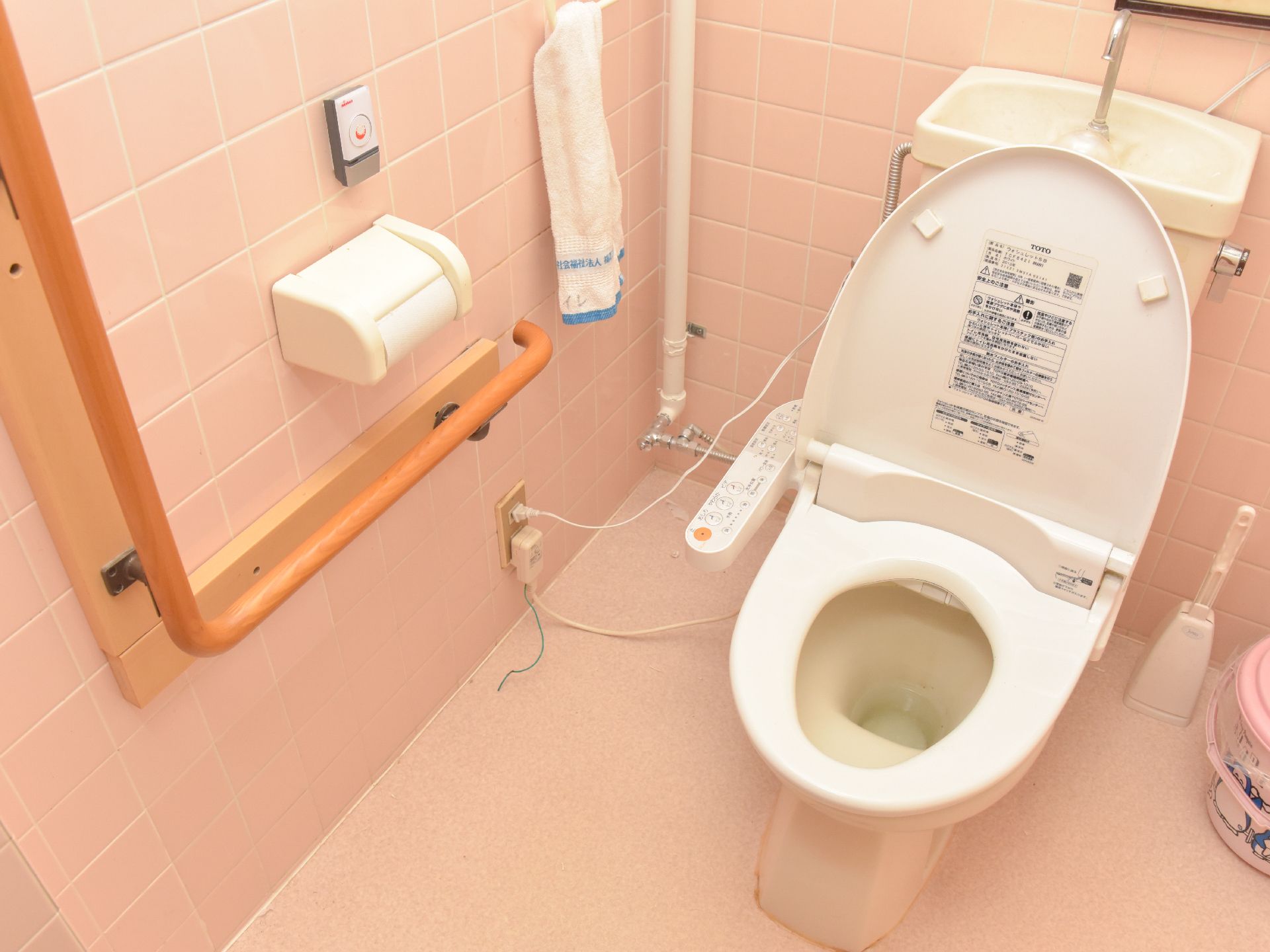 清潔感溢れるトイレには、手すりやウォシュレット、緊急用ブザーが設けられており、安心快適にトイレを済ますことができる。
