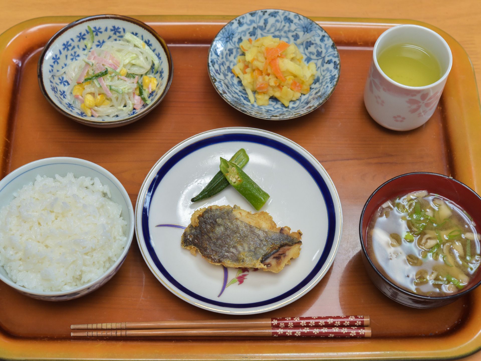 栄養士が考えた彩も鮮やかな食事。基本的に主菜、副菜、汁物というスタイルで、高齢者でも食べやすい食事ということが重視である。