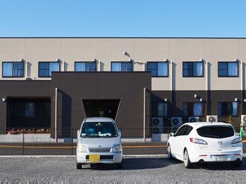 「ヴィベル多々良沼公園」の外観。駐車スペースを設けている。