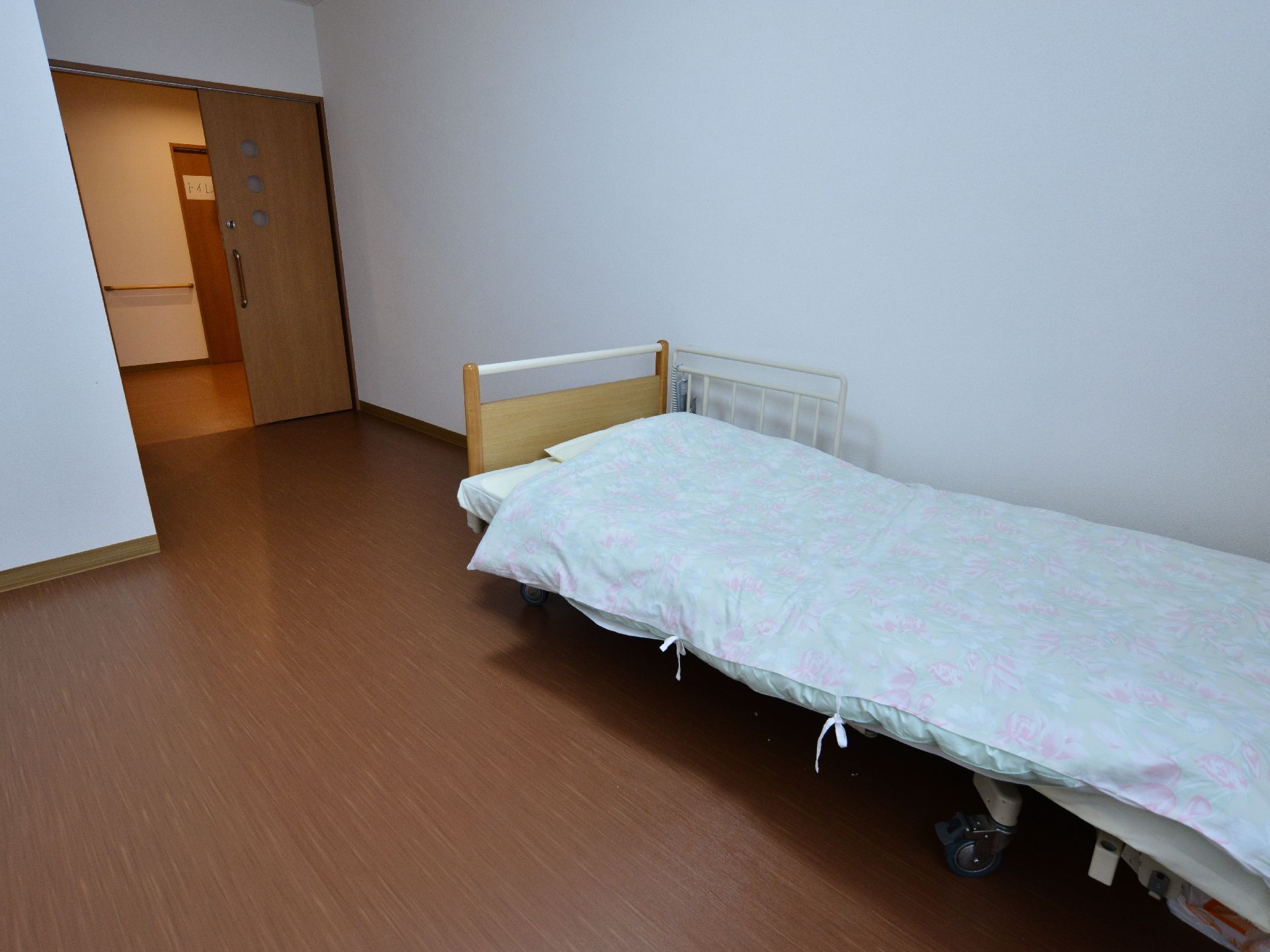 個室の入り口は利用しやすい引き戸。部屋には段差がないので、車いす利用者もストレスなく利用することができる。