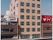 商店やビルが建つアーケード街