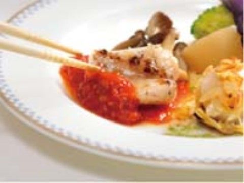 お箸を使っていただく、トマトソース添えチキンソテー