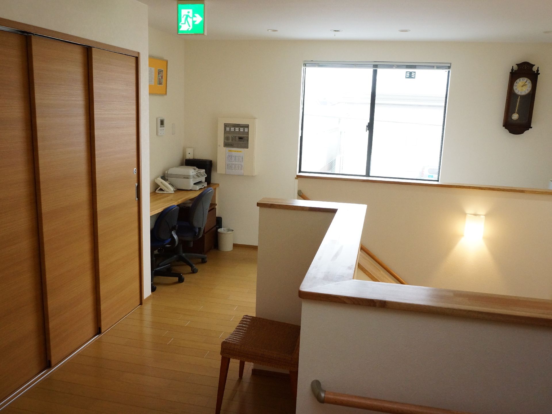 手すりが設置されており、安全となっている。住宅のような温かみのある空間である。窓があり、明るくなっている。