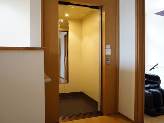 エレベーター前