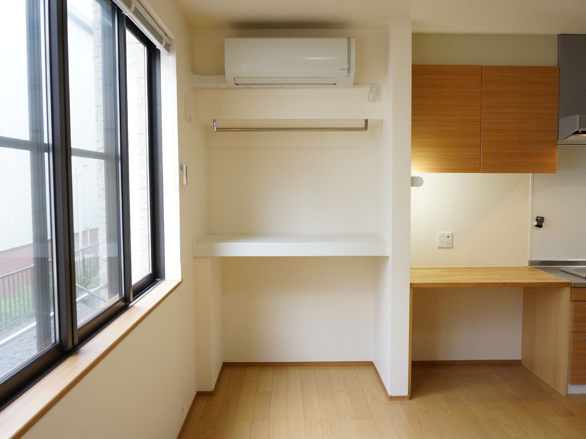 エアコンが設置されている。大きな窓があり、とても明るい部屋となっている。キッチンがお部屋に備えられている。