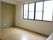 居室にはシャワー付きトイレがあるので便利である。使い勝手の良いお部屋となっている。洗面台も設置されている。