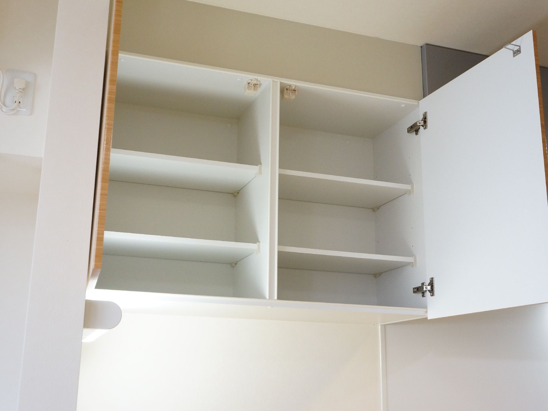 お部屋には収納がある。自分の好きなように使うことができてとても便利である。食器などを片付けることができる。