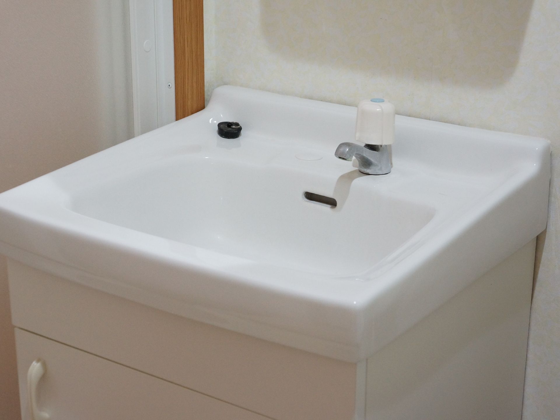 お部屋には洗面所がある。下には収納するスペースがあるのでとても使いやすい。白で統一されており、清潔感がある。