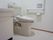 洋式トイレは温水洗浄便座となっている。安全の為手すりが設置されている。横には洗面所があり、便利である。