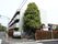 一橋ガーデンの入り口にある看板のすぐ近くには駐輪所があり、大きな木が植えられている。この大きな木は施設の目印として、便利である。