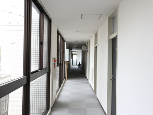 ガラス張りで明るい廊下
