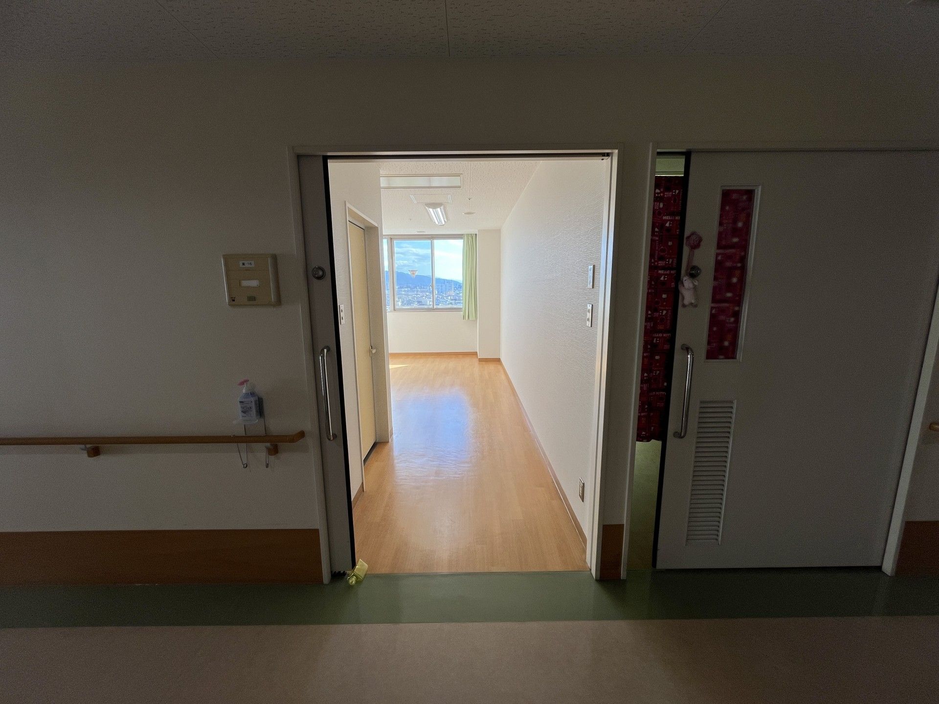 明るい廊下の開放的な入口