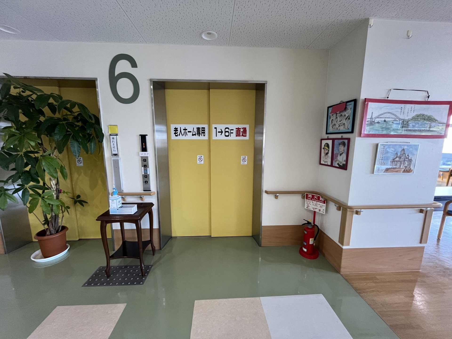 明るいエレベーターホール