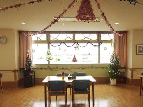 「有料老人ホーム野崎苑」の共有スペース。季節に応じて、イベントも楽しそう。