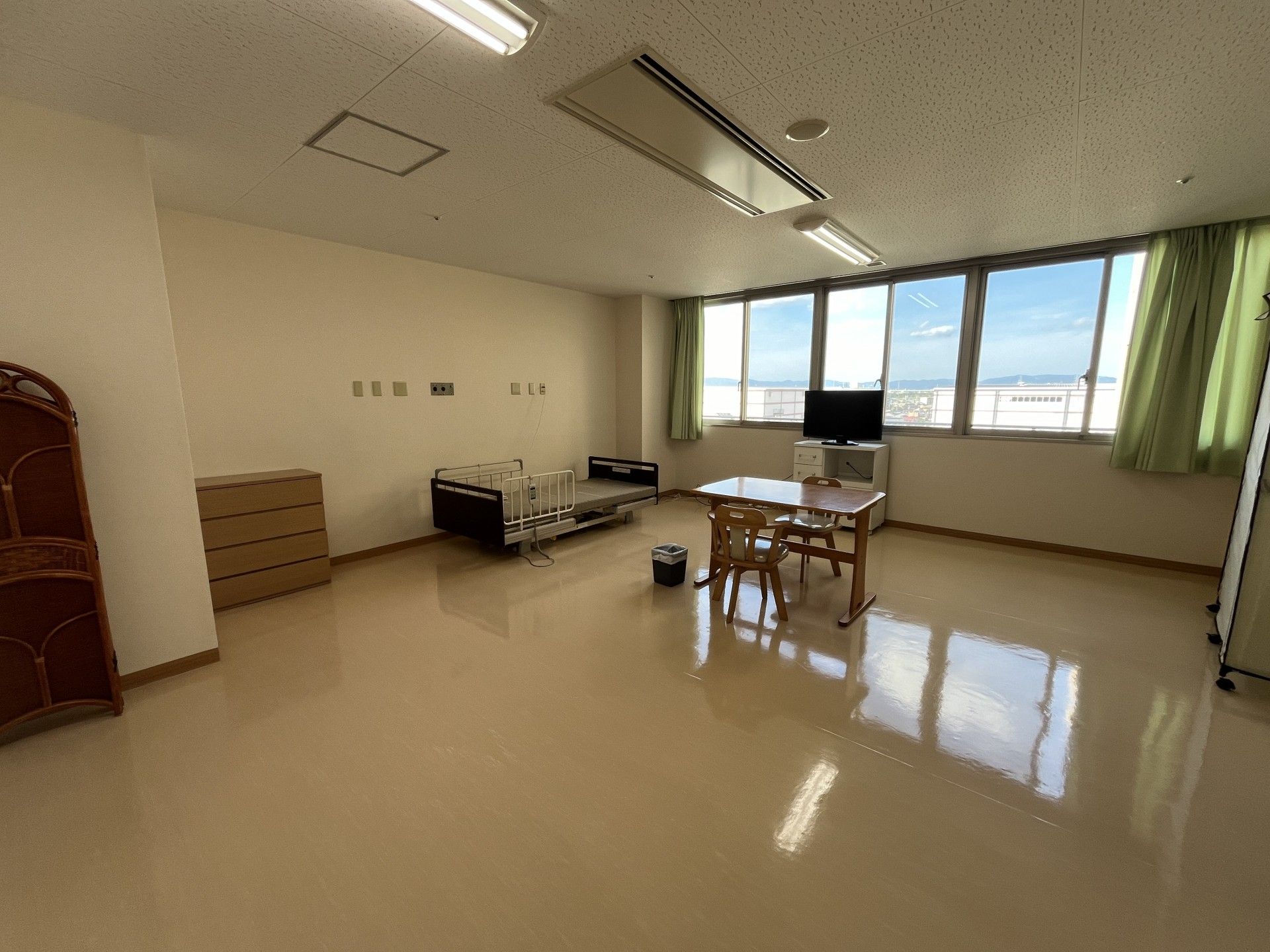 明るい個室の居室
