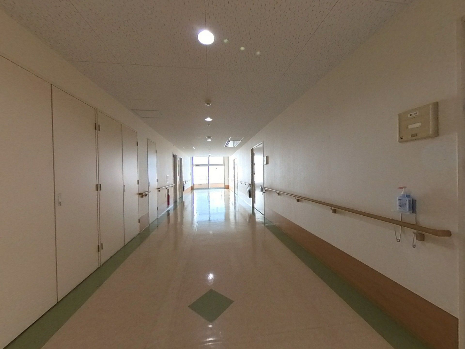 明るく清潔な廊下