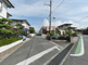 静かな住宅街の交差点の景色