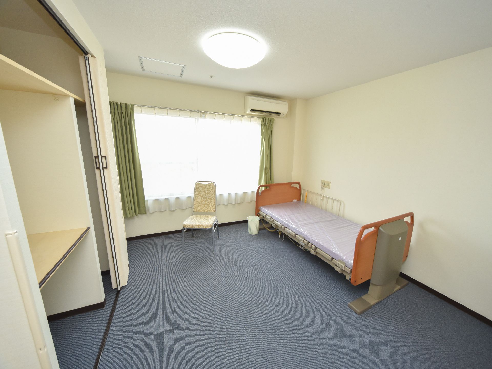 とても広い部屋である。クローゼットが大きく、たくさん収納できる作りとなっている。大きな窓で明るい空間である。