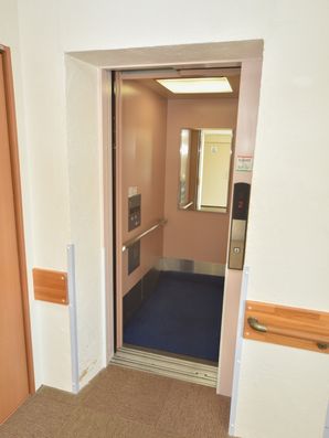 エレベーター前