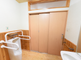 介護施設の明るいトイレの内部
