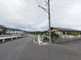 静かな住宅街の道路の風景