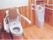 「グループホームむつみ」のトイレ。補助器具を備え、トイレ行くにも安心できる。