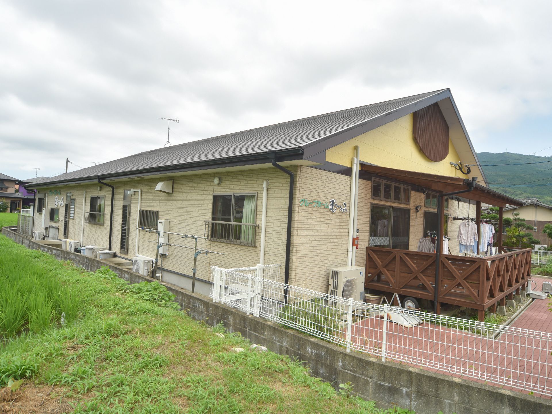 緑に囲まれた優しい雰囲気の施設となっている。ベランダがついていて、洗濯物を干すことができて便利である。