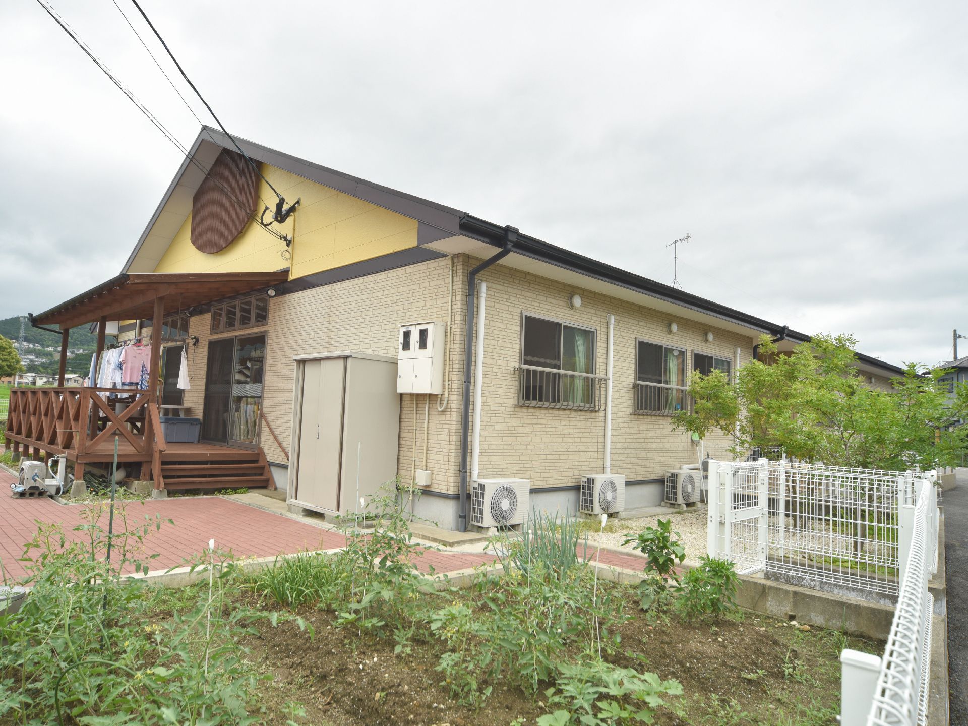 家庭菜園ができるスペースがある。緑がたくさんある施設となっている。ベランダもある。1階建ての建物となっている。