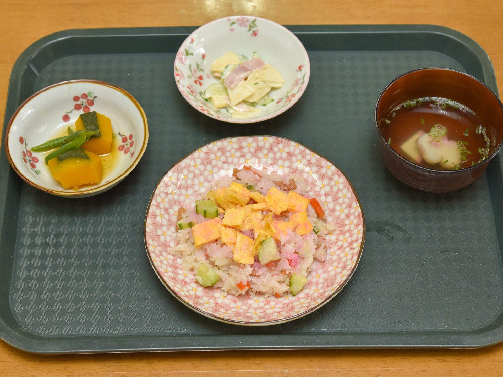 彩り豊かな食事を提供している。全体的な栄養バランスや見た目を考え、利用者様の食が進むように工夫している。