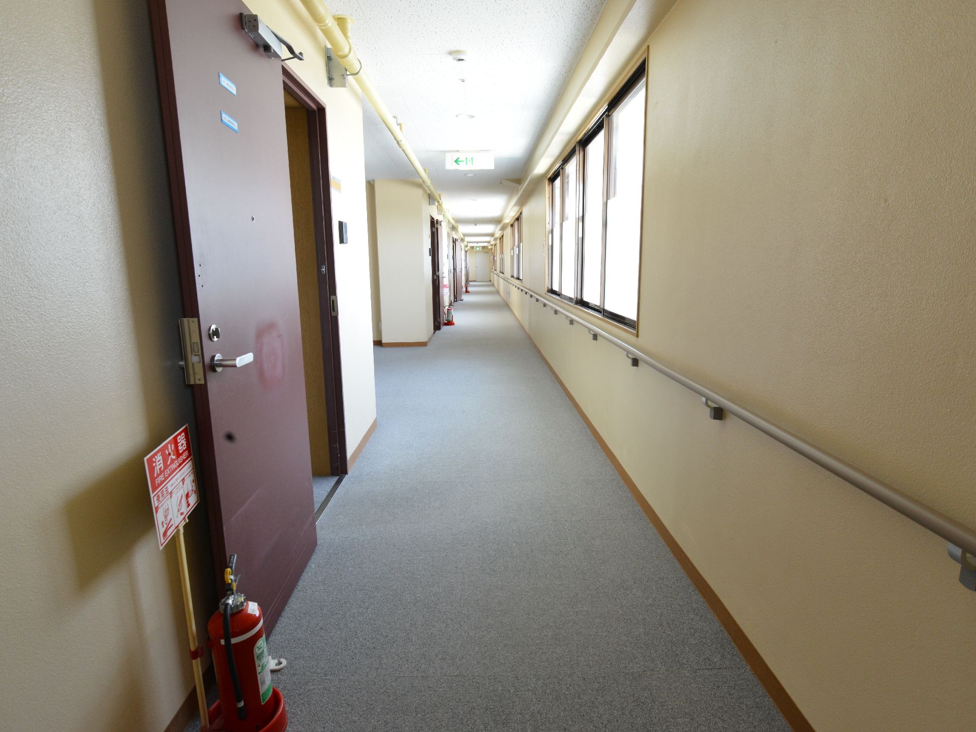各部屋に通じる長い廊下は見通しが良い。手すりが設置されていて、歩行をサポートしてくれる。窓もたくさんあり、大変明るい雰囲気。