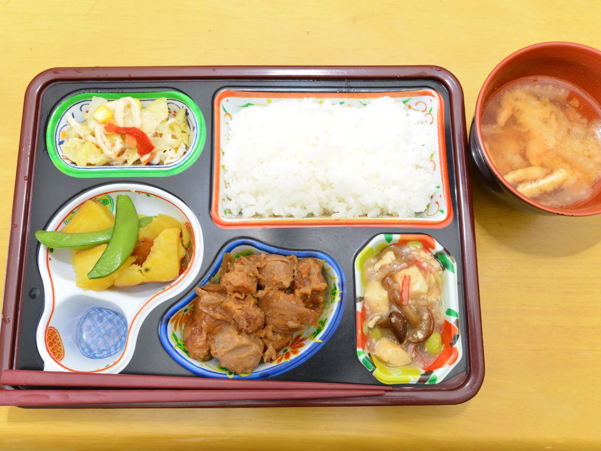 お食事は利用者の方の健康を考え、新鮮で質の良い素材を使って、丁寧に作られている。嚥下困難な方には、食べ易いソフト食を提供している。
