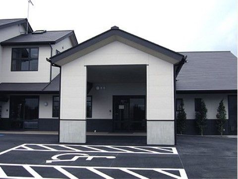 「サービス付き高齢者向け住宅 ワールドステイ 東新町」の外観。駐車場完備で、お車でのご来場も問題なし。