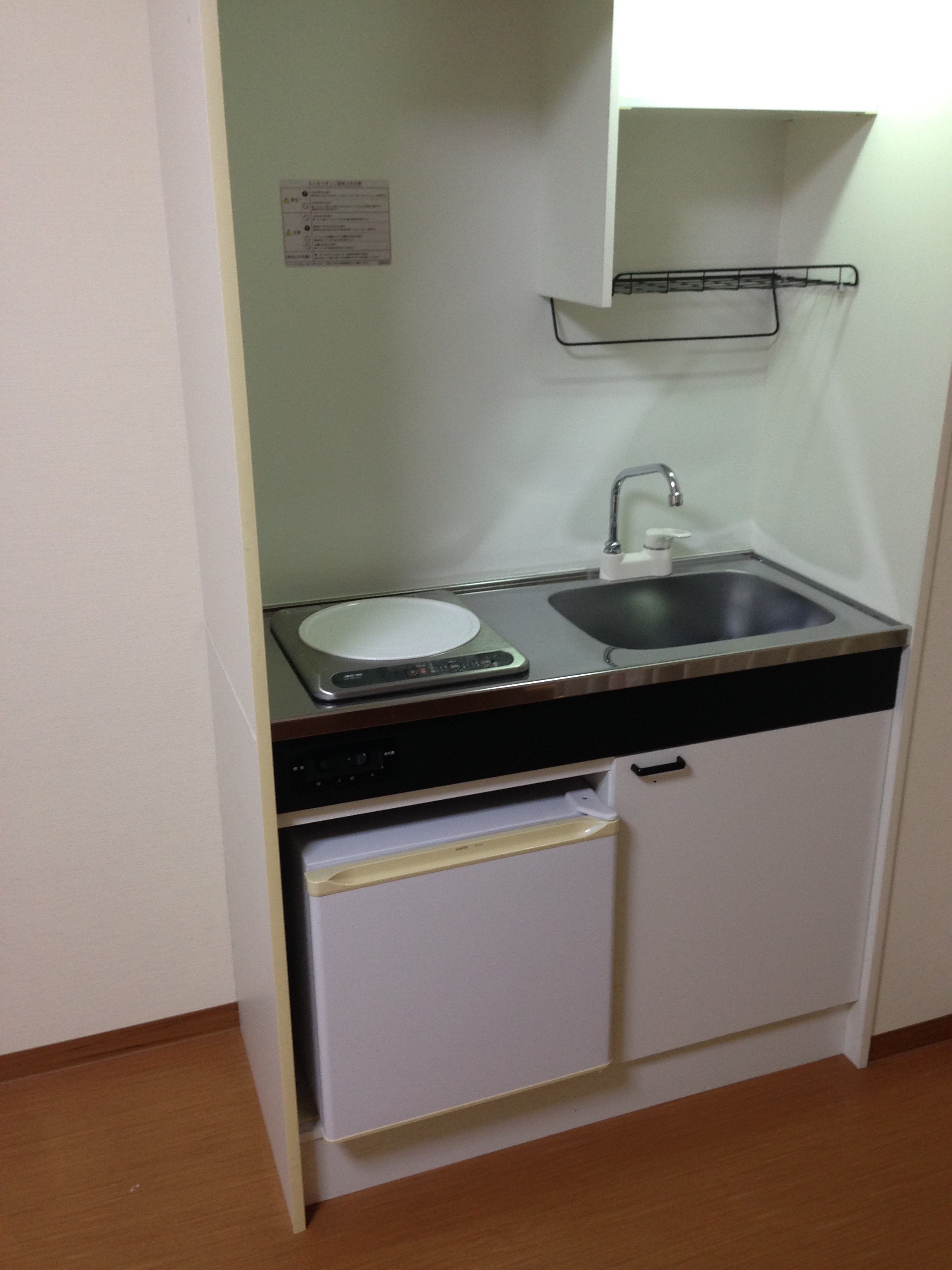 「サービス付き高齢者向け住宅 ワールドステイ 東新町」のキッチン。火ではく、電気で料理ができる。