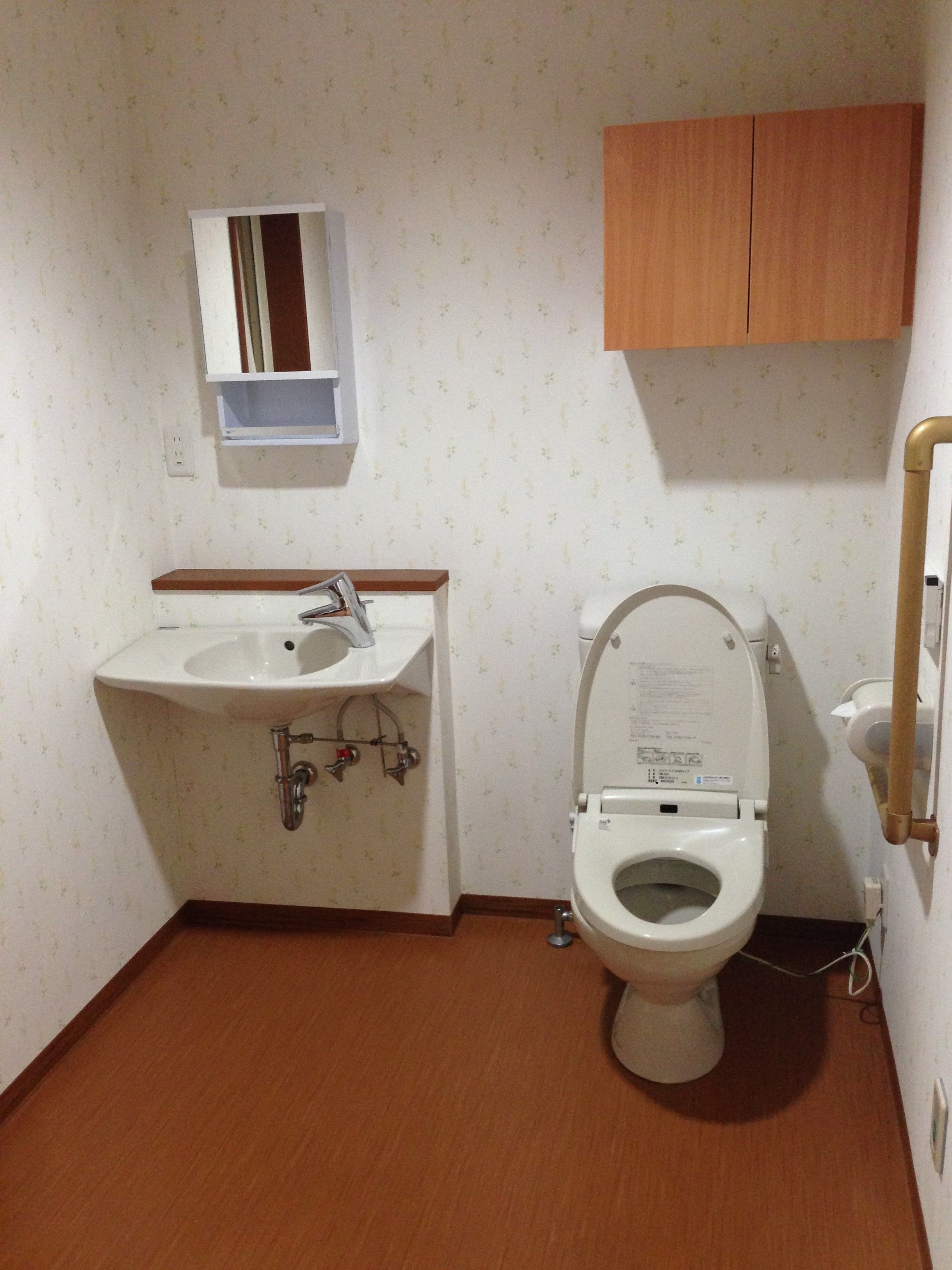 「サービス付き高齢者向け住宅 ワールドステイ 東新町」のトイレ。手すり付きのトイレなので負担を軽く出来る。