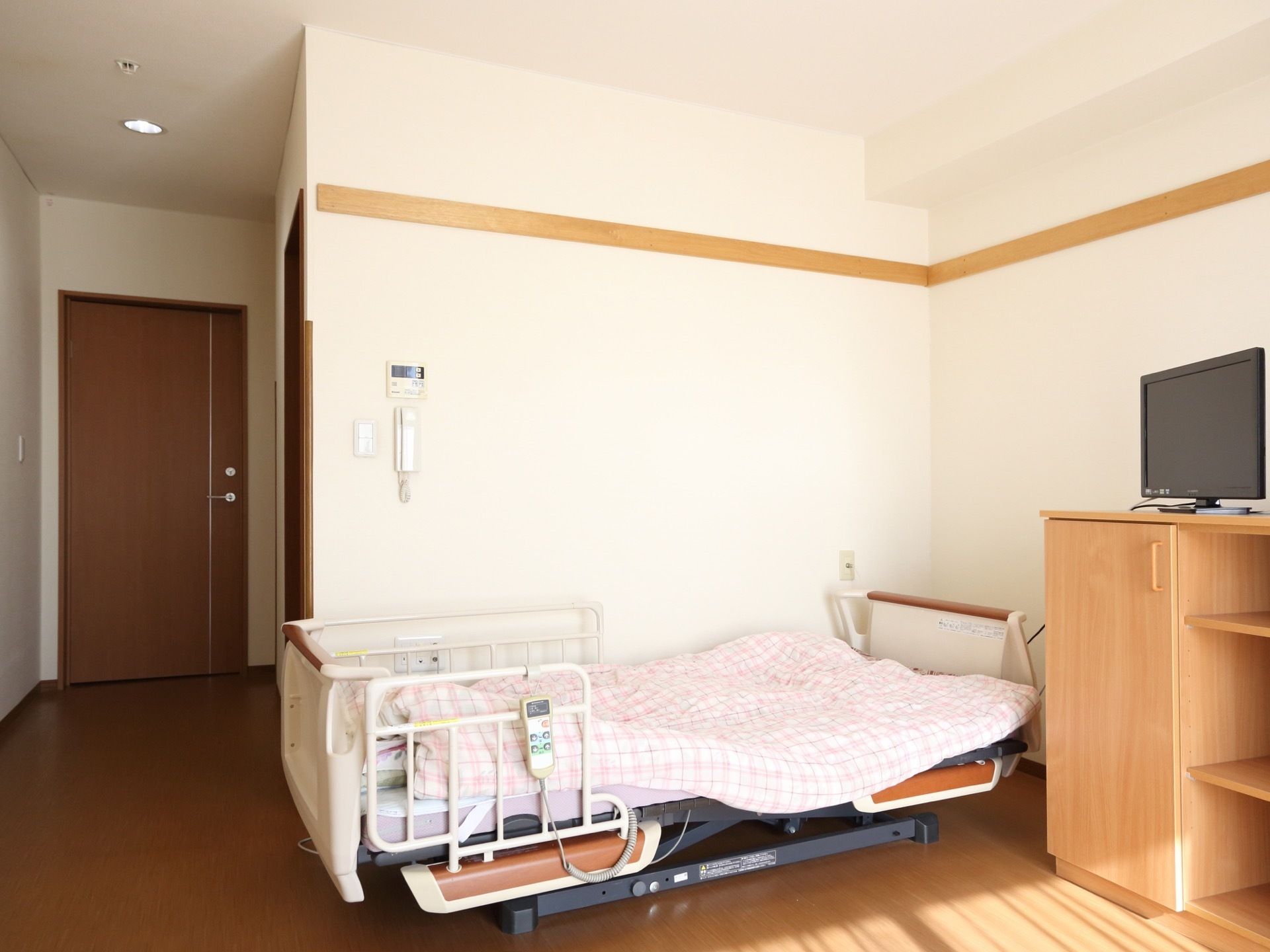 広々の居室は個室となっている。愛用していた家具など持ち込むことができる。プライベート空間で寛げる場所。