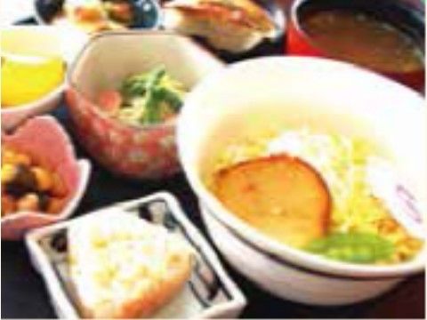 「サービス付き高齢者向け住宅 ワールドステイ 東新町」のお食事。栄養管理も行い、季節の料理を召し上がる。