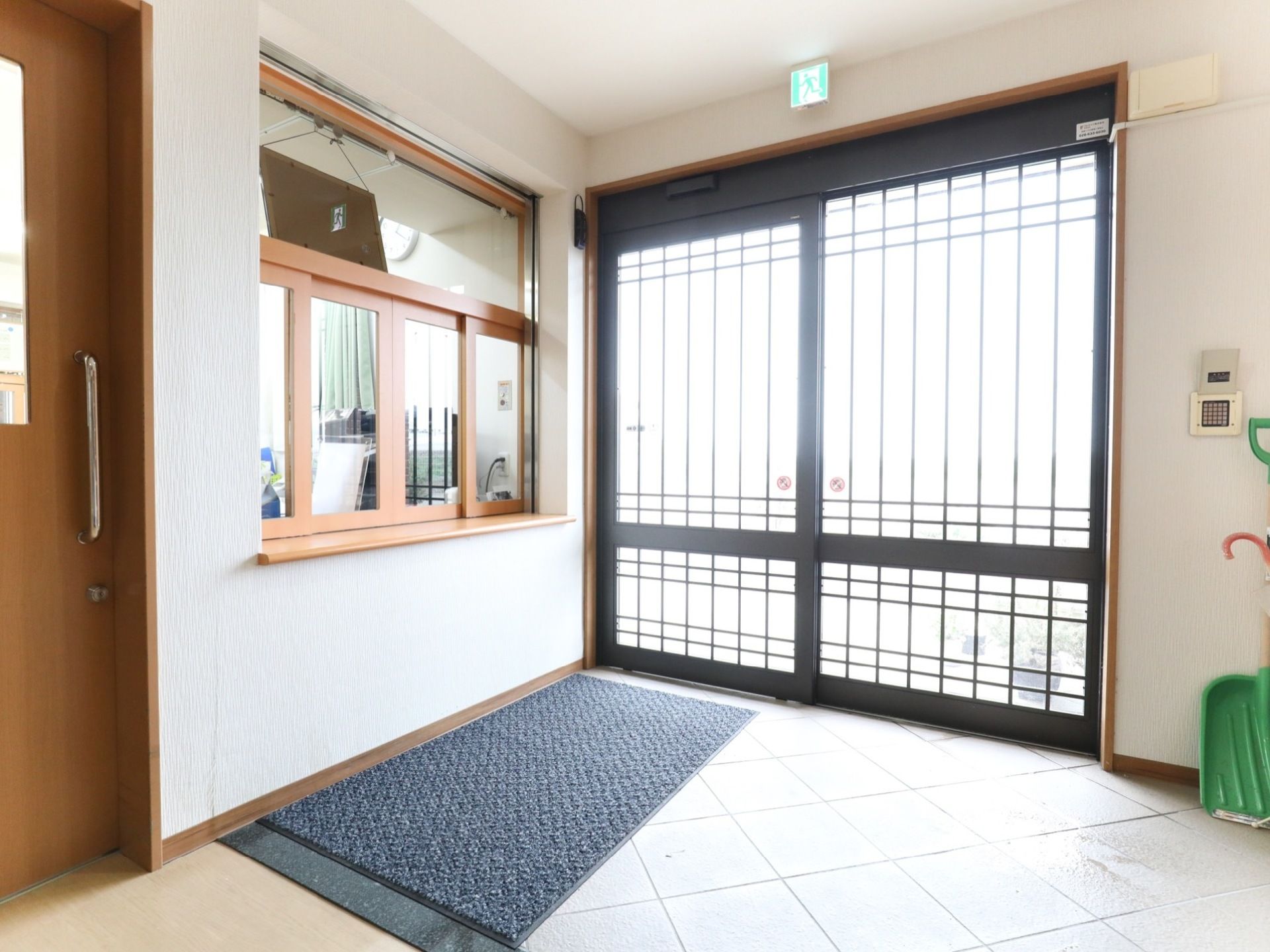 玄関は大きな戸の自動ドアで、バリアフリーになっている。入ってすぐにガラス窓で区切られた受付窓口がある。