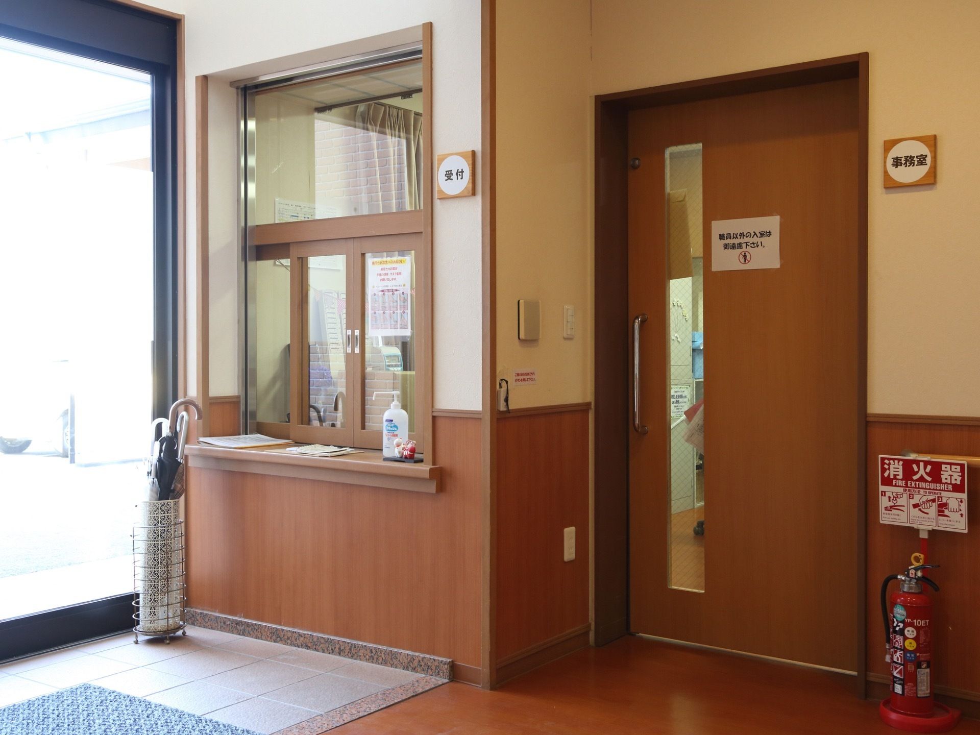 施設内には職員が仕事をしている事務室があり、施設入口を入るとすぐのところに受付がある。困ったことがある場合などには呼び出しができる。